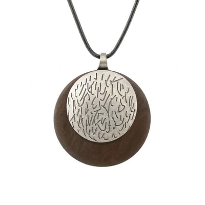 Bruine ronde hanger ketting voor dames – zwart koord met metalen structuur design