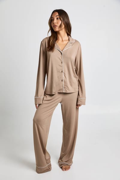 boohoo Dames Pyjamaset met langmouwshirt en broek met jersey piping-detail | Mokka | Maat: 34