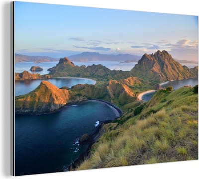 Aluminium schilderij 180x120 cm - Wanddecoratie metaal - Het nationaal park Komodo met de komodovaraan - Metalen muurdecoratie woonkamer - Decoratie industrieel - Foto op dibond - Industriële accessoires slaapkamer