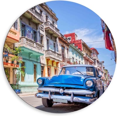 Dibond Wandcirkel - Blauwe Auto in Straat in Cuba - 80x80cm Foto op Aluminium Wandcirkel (met ophangsysteem)