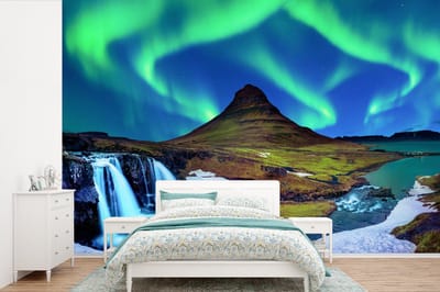 Behang - Fotobehang Noorderlicht - Sterrenhemel - IJsland - Berg - Groen - Waterval - Meer - Breedte 360 cm x hoogte 240 cm