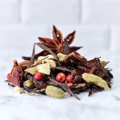 Black Chai – Zwarte Thee | Zwarte Sencha, Zwarte Peper, Steranijs, Rode Peper, Cacao, Zoethout, Vanille, Cardamom | 100g Losse Thee