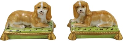 Antiek Porseleinen Beeld van Paar met Gele Hond op Kussens met Gouden Rand - Unieke Dierenstandbeelden voor Huisdecoratie en Cadeaus, Keramische Verzamelobjecten