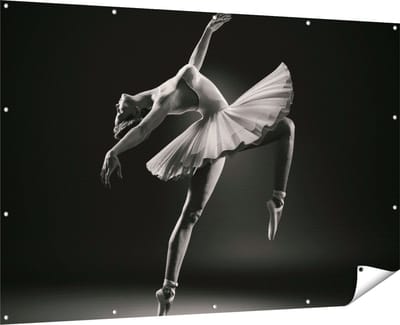 Gards Tuinposter Ballerina op Haar Tenen - Ballet - Zwart Wit - 180x120 cm - Tuindoek - Tuindecoratie - Wanddecoratie buiten - Tuinschilderij