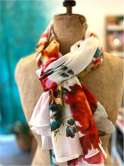 Vrolijke shawl van katoen met bloemen, rode bloemen, gekleurde sjaal, lichte shawl, pareo, sarong, katoen, haarshawl, travel accessoire, zonvakantie, zon bescherming,