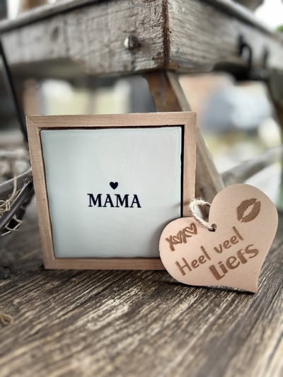 Creaties van Hier -Liefs in een lijstje mama met houten hartje - 12 cm – Keramiek