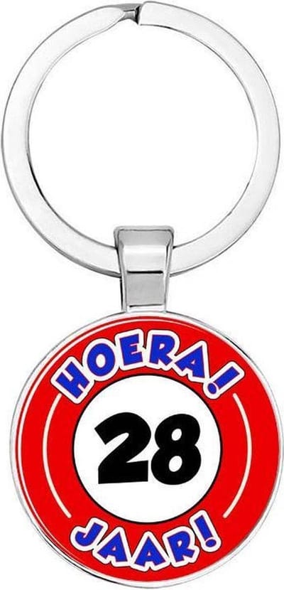 Akyol - Hoera 28 jaar Sleutelhanger - Verjaardag - Jarige job - Leuke kado voor iemand die bijna jarig is - 2,5 x 2,5 CM