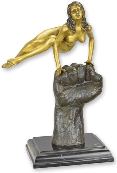 EEN BRONZEN BEELD VAN EEN WERVELEND NAAKT OP EEN HAND