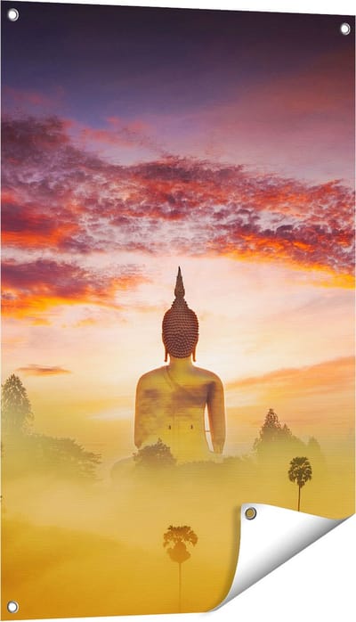 Gards Tuinposter Boeddha Beeld in de Mist - 60x90 cm - Tuindoek - Tuindecoratie - Wanddecoratie buiten - Tuinschilderij
