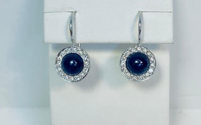Witgouden oorhangers - 14 karaat - diamant 0.30 Crt. - Blauwe ioliet - Marbeau model 2802WG-30 - Gewicht 4.6 gram - uitverkoop Juwelier Verlinden St. Hubert - van €1843,- van €1295,-