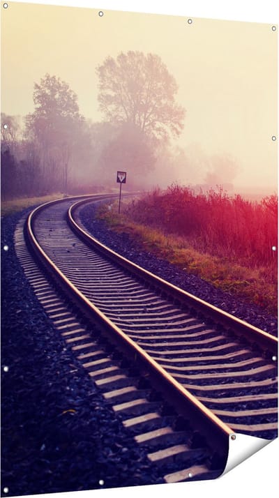 Gards Tuinposter Spoorweg Rails tijdens de Herfst met Mist - 120x180 cm - Tuindoek - Tuindecoratie - Wanddecoratie buiten - Tuinschilderij