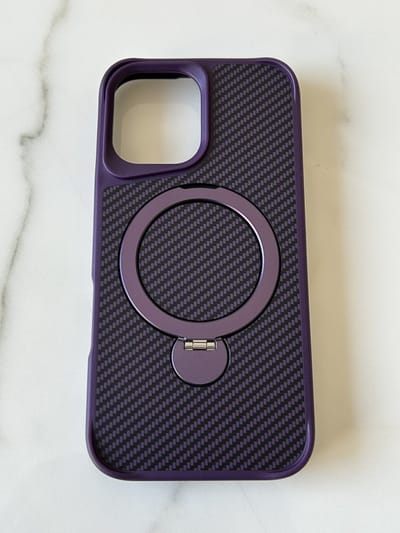 Carbon Look hoesje geschikt voor iPhone 16 Pro Max - Back Cover met Mag Safe Magneet - 360° Draaibare Ring Verticaal of Horizontaal Stand Positie - Paars
