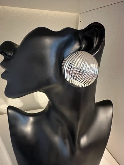 Zilverkleurige getextureerde metalen oorknoppen | | Make up | Parfum | Moederdag | Verjaardagscadeau| Cadeautje| Valentijnsdag| Kado | sieraden | vaderdag | oorbellen | oorsieraden