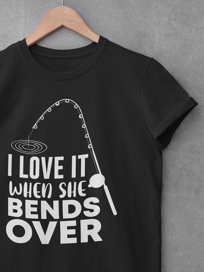 Shirt - Love it when she bends over - Wurban Wear | Grappig shirt | Leuk cadeau | Unisex tshirt | Vissen | Grappig shirt voor vissers | Vis shirt | Visspullen | Kunstaas | Zwart