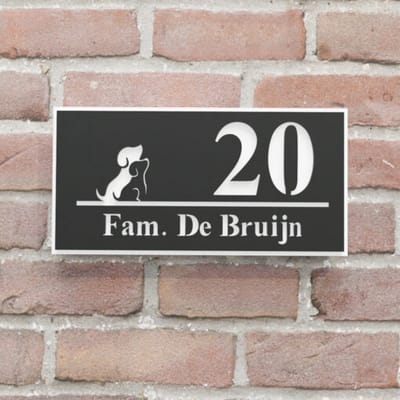 Naambordje voordeur - Huisnummerbord - Smal met hond - 20x10 - zwart/wit - plakstrip