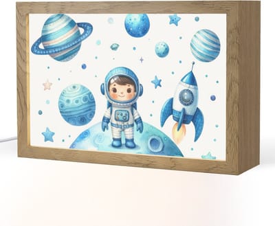 Nachtlampje 30x20 cm - Kinder lampje - Ruimte - Blauw - Astronaut - Sterren - Planeten - Tafellamp kinderkamer - Slaapkamer lamp - Bedlamp kinderen - Kinderlampje stopcontact - Wandlamp babykamer - Nachtlampjes