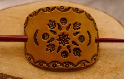 Leren haarclip bloem met bladeren en sierwerk in de kleur beige + houten haarstok - handgemaakte lederen haarspeld - vrouwelijke haarspeld - stevige haarspeld - haarspeld van natuurlijke leer - haarspeld dik of dun haar