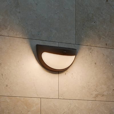 Philips Swyn Solar wandlamp - Zonne-energie - Warmwit licht: 2700K - Zwart - Twee lichtstanden - Schemersensor - Bewegingssensor - IP44: weerbestendig - Solar buitenverlichting