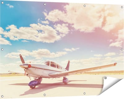 Gards Tuinposter Gelande Vliegtuig op de Luchthaven - 120x80 cm - Tuindoek - Tuindecoratie - Wanddecoratie buiten - Tuinschilderij