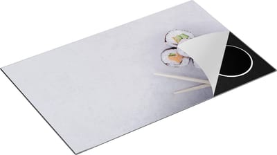 Chefcare Inductie Beschermer Sushi met Stokjes op een Grijze Achtergrond - 85x52 cm - Afdekplaat Inductie - Kookplaat Beschermer - Inductie Mat