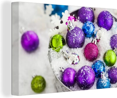 Canvas schilderij 150x100 cm - Wanddecoratie Kerstballen in een besneeuwde emmer - Muurdecoratie woonkamer - Slaapkamer decoratie - Kamer accessoires - Schilderijen - Kerstdecoratie voor Binnen - Kerstdecoratie Woonkamer - Kerstdecoratie in Huis