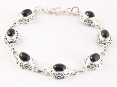 Bewerkte zilveren armband met onyx