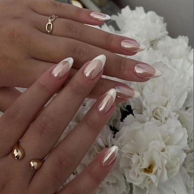 24 Stuks Franse Tip Press On Nails in Amandelvorm - Medium Valse Nagels met Chrome en Pareloverdracht, Shiny Aurora Acryl Nagels voor een Luxe Look