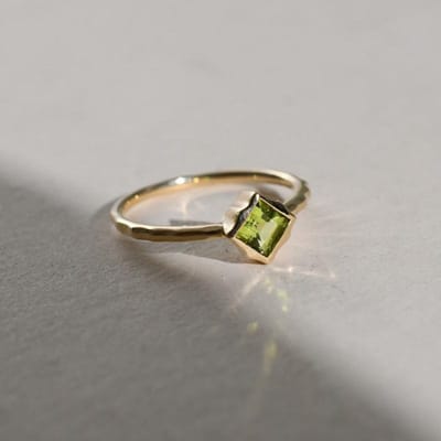 Groene edelsteen, modieuze peridot ringen voor dames, eenvoudig premium design, verstelbare sluiting, bedeltje, neutrale stijl sieraden resizable gray