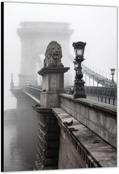 Dibond –Ketting Brug in de Mist- Boedapest– 100x200cm Foto op Aluminium (Met Ophangsysteem)