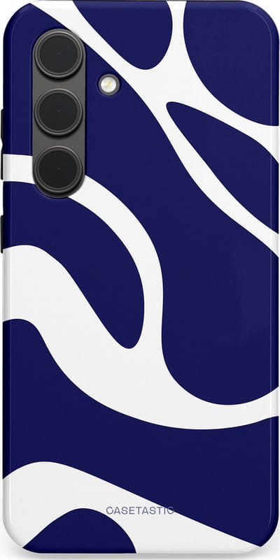 Casetastic Hoesje Geschikt voor Samsung S24 - Stijlvolle Beschermende Duo-layer Case - Zeebries Golven