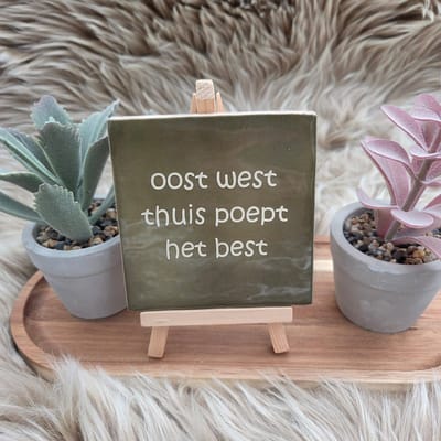 Robuust wenstegeltje “oost west thuis poept het best” – Humoristische Wanddecoratie & Cadeau – Cadeau vrienden,zomaar – Humor tegeltje - Grappige tekst tegel – WC decoratie humor – Decoratief Tegeltje met Standaard – Cadeau Idee