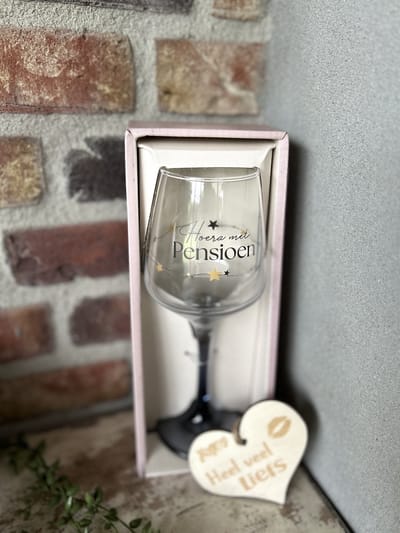 Creaties van Hier - Cadeau pakket Wijnglas met de tekst Pensioen met houten hartje - 21 x 8,2 cm - Glas