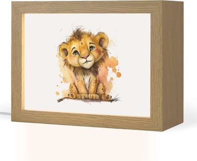 Nachtlampje 20x15 cm - Kinder lampje - Leeuw - Waterverf - Bruin - Dieren - Meisjes - Jongens - Tafellamp kinderkamer - Slaapkamer lamp - Bedlamp kinderen - Kinderlampje stopcontact - Wandlamp babykamer - Nachtlampjes