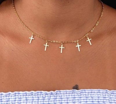 Ketting met 5 kruisjes goudkleur.