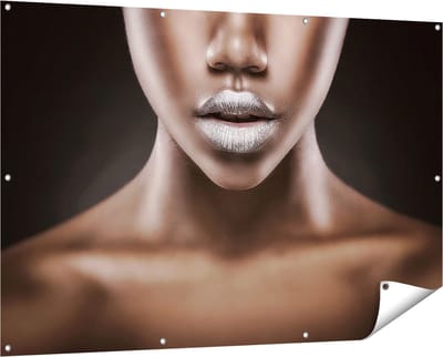 Gards Tuinposter Zilveren Lippen van een Afrikaanse Vrouw - 150x100 cm - Tuindoek - Tuindecoratie - Wanddecoratie buiten - Tuinschilderij