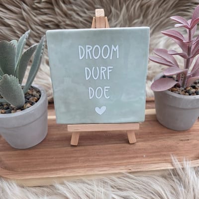 Robuust wenstegeltje “Droom durf doe” – Motivatie Cadeau – Keramiek – Decoratie – Cadeautje – Vriendschap - Trendy nu – Decoratief Tegeltje met Standaard – Cadeau Idee