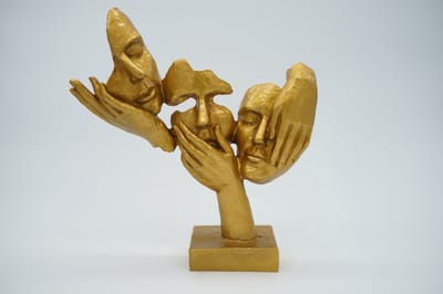 Goudkleurig Decoratief Beeld Drie Gezichten – Abstracte Beeldsculptuur 29x32x8 cm – Moderne Kunst Sculptuur met Handen Design – Luxe Woondecoratie / Ornament – Statement Piece voor Woonkamer, Hal, Dressoir, Sidetable, Kantoor & Hotel Chique Interieur