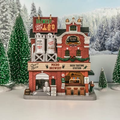 Lemax - 'Derby & Sons Brewing Co.' - Verlicht gebouw - Exclusief adapter (Werkt op batterijen)