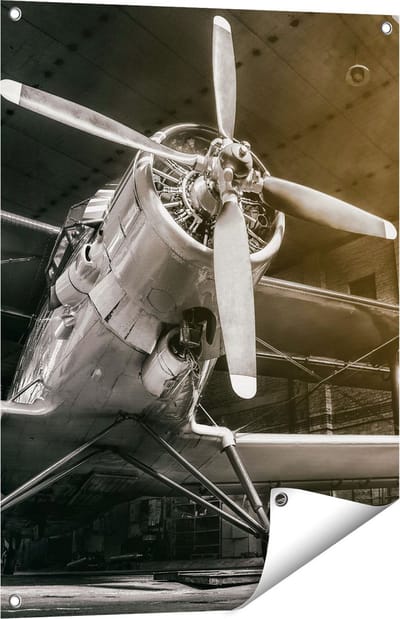 Gards Tuinposter Oud Vliegtuig in een Hangar - Zwart Wit - 60x80 cm - Tuindoek - Tuindecoratie - Wanddecoratie buiten - Tuinschilderij