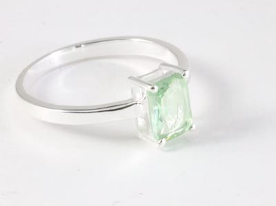 Fijne hoogglans zilveren ring met groene amethist - maat 17