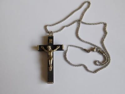 Ketting met hanger Benedictus kruisje zwart 7cm