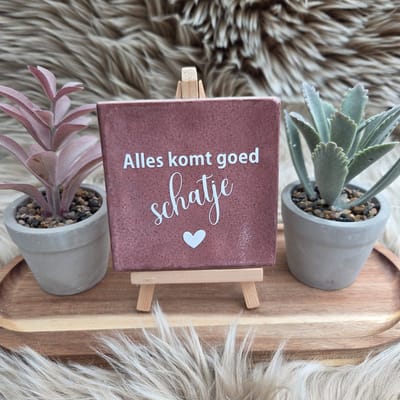 Robuust Wenstegeltje – Alles Komt Goed Schatje – Hip trendy tegeltje – 10x10 cm – Troostend Cadeau voor Vriendin, Zus of Collega – Stijlvolle Woondecoratie – Trendy nu – Decoratief Tegeltje met Standaard – Cadeau Idee