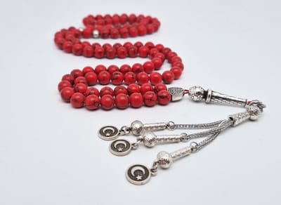 Handgemaakte tesbih "Tasbih" natuursteen "Rode howliet" - Aantal kralen 99 - Diameter kralen 8MM - met metaal tassel "Vlag van Turkije" - Een mooi cadeau-idee