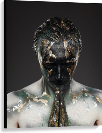 Canvas  - Biddende Man van Glitter - 75x100cm Foto op Canvas Schilderij (Wanddecoratie op Canvas)