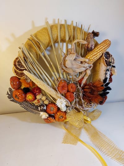 Prachtige krans met mais, pompoentjes, citrus en een gezellige mix van droogbloemen 43cm diameter