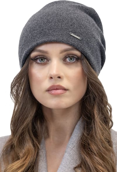 Vivisence Dames Wintermuts - Wolmix Met Zachte Binnenvoering Drie Plooitjes Achter Elastische Pasvorm Decoratief Logoplaatje - Aangenaam Warm en Comfortabel voor Dagelijks Gebruik en Elegante - Donkergrijs