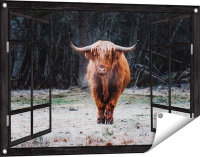 Gards Tuinposter Doorkijk Schotse Hooglander bij het Bos - 90x60 cm - Tuindoek - Tuindecoratie - Wanddecoratie buiten - Tuinschilderij