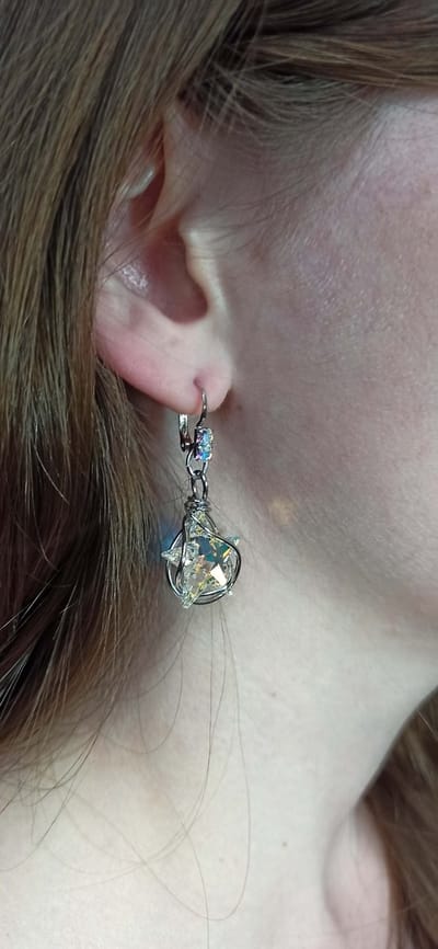 STELLA SPOT oorbellen - handgemaakt - Ø ster 19 mm - Lengte 4,5 cm - Italiaans design met SWAROVSKI ELEMENTS™ kristallen - Juweel van gerhodineerd materiaal.