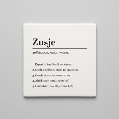 Grappige Definitie Keramische Tegel “Zusje” – Betekenisvolle Familie Quote, Minimalistische Woondecoratie Tegel 15 x 15 cm