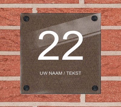 Naambordje voordeur plexiglas 20x20x0,5 cm met mat zwart afstanhouder model 1160 - Huisnummerbordje, naambordjes, naambordje huis, naamplaatjes, huisnummer bordje, originele naambordjes voordeur, huisnummerbord met naam, originele huisnummer bord